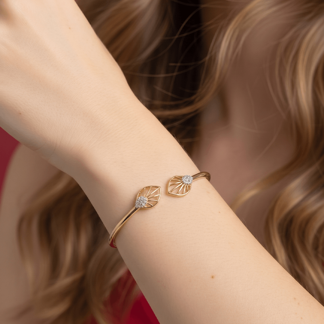Elegant Diamond Openwork Leaf Openable Bangle in 18K Yellow Gold