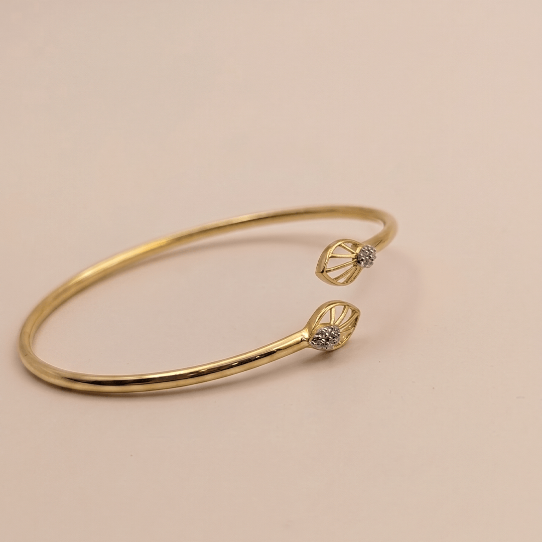 Elegant Diamond Openwork Leaf Openable Bangle in 18K Yellow Gold
